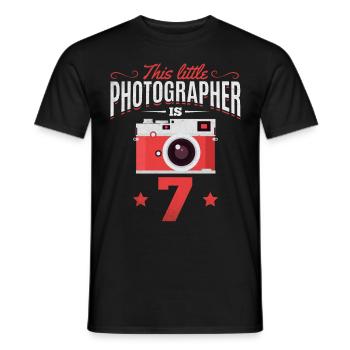 Photographie pour le 7ème anniversaire Ce petit - T-shirt homme - noir - Devant - AI Model Male 178 light (178cm)