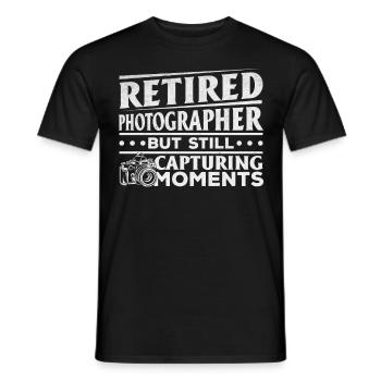 Fotograf im Ruhestand, aber immer noch Momente - Männer T-Shirt - Schwarz - Vorne - AI Model Male 178 light (178cm)