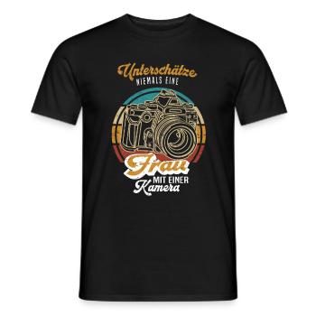 Unterschätzte niemals eine Frau mit einer Kamera - Männer T-Shirt - Schwarz - Vorne - AI Model Male 178 light (178cm)