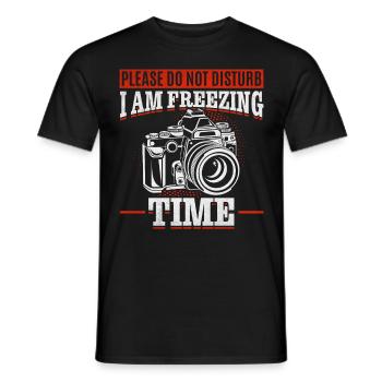Please Do Not Disturb I Am Freezing Time — - Männer T-Shirt - Schwarz - Vorne - AI Model Male 178 light (178cm)