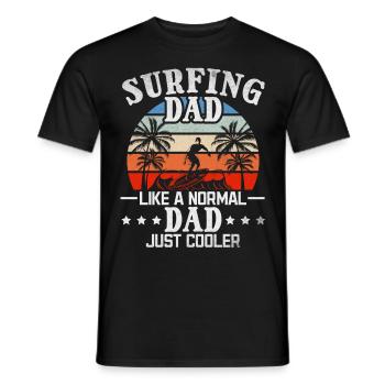 Surfing Dad wie ein normaler Vater Just Cooler I - Männer T-Shirt - Schwarz - Vorne - AI Model Male 178 light (178cm)