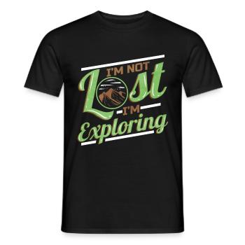 Logo I'm Not Lost I'm Exploring On Camping - Männer T-Shirt - Schwarz - Vorne - AI Model Male 178 light (178cm)