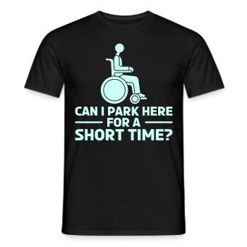 Amputation Überlebende Behinderten Rollstuhlkostüm - Männer T-Shirt - Schwarz - Vorne - AI Model Male 178 light (178cm)