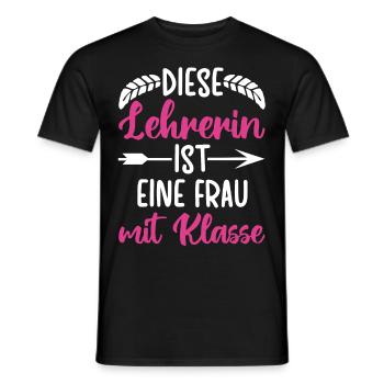 Diese Lehrerin ist eine Frau mit Klasse - Männer T-Shirt - Schwarz - Vorne - AI Model Male 178 light (178cm)
