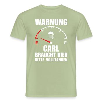 Carl braucht Bier Bitte volltanken - Männer T-Shirt - Sage - Vorne - AI Model Male 178 light (178cm)