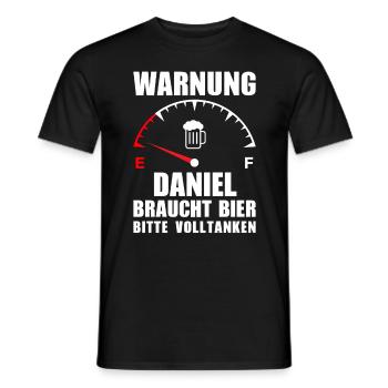 Daniel braucht Bier Bitte volltanken - Männer T-Shirt - Schwarz - Vorne - AI Model Male 178 light (178cm)