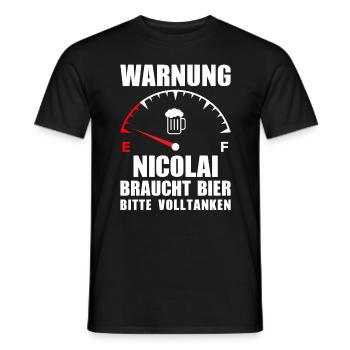 Nicolai braucht Bier Bitte volltanken - Männer T-Shirt - Schwarz - Vorne - AI Model Male 178 light (178cm)