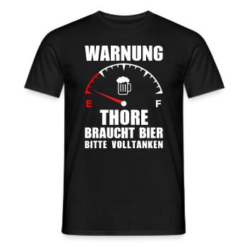 Thore braucht Bier Bitte volltanken - Männer T-Shirt - Schwarz - Vorne - AI Model Male 178 light (178cm)