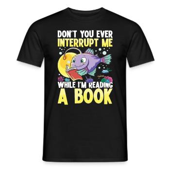 Don't You Ever Interrupt Me While I'm Reading A - Männer T-Shirt - Schwarz - Vorne - AI Model Male 178 light (178cm)