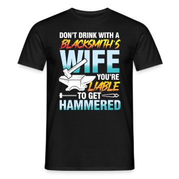 Don't Drink With A Blacksmith's Wife Liable - Männer T-Shirt - Schwarz - Vorne - AI Model Male 178 light (178cm)