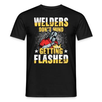 Welders Don't Mind Getting Flashed für einen - Männer T-Shirt - Schwarz - Vorne - AI Model Male 178 light (178cm)