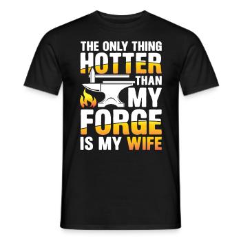 The Only Thing Hotter Than My Forge Is My Wife - Männer T-Shirt - Schwarz - Vorne - AI Model Male 178 light (178cm)