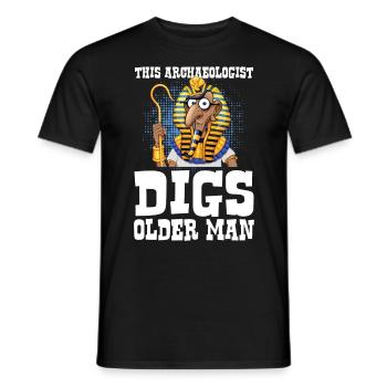 This Archaeologist Digs Older Man - Männer T-Shirt - Schwarz - Vorne - AI Model Male 178 light (178cm)