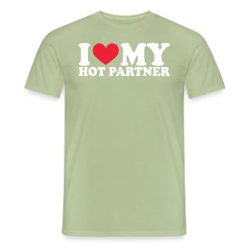 Petite amie Petite amie Relation Couple Amour Couple - T-shirt homme - vert sauge - Devant - AI Model Male 178 light (178cm)