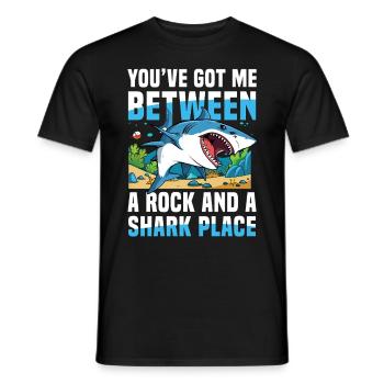 You’ve Got Me Between A Rock And A Shark Place - Männer T-Shirt - Schwarz - Vorne - AI Model Male 178 light (178cm)