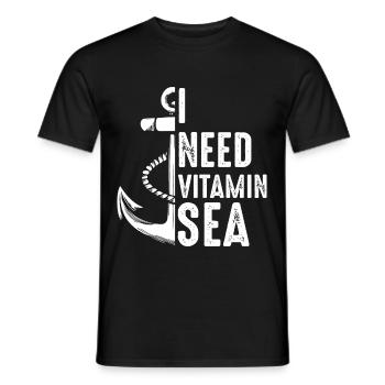 I Need Vitamin Sea Sailboat - Männer T-Shirt - Schwarz - Vorne - AI Model Male 178 light (178cm)