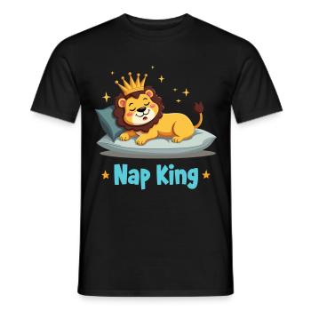 Schlafender Löwe – Nap King Cartoon - Männer T-Shirt - Schwarz - Vorne - AI Model Male 178 light (178cm)