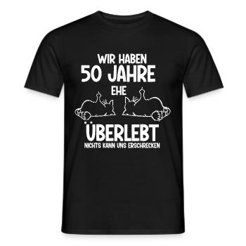 50 Jahre Ehe überlebt Goldende Hochzeit - Männer T-Shirt - Schwarz - Vorne - AI Model Male 178 light (178cm)