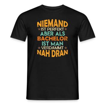 Lustiger Bachelor Abschluss Geschenk Spruch - Männer T-Shirt - Schwarz - Vorne - AI Model Male 178 light (178cm)