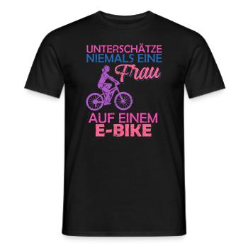 E-Bike Spruch Frau auf e-Bike Radtour Rentnerin - Männer T-Shirt - Schwarz - Vorne - AI Model Male 178 light (178cm)