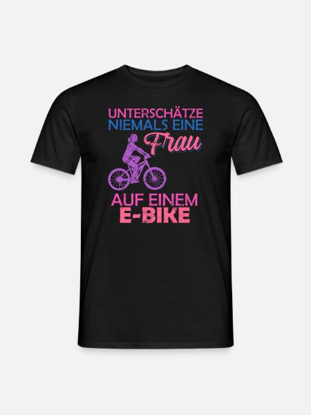 E-Bike Spruch Frau auf e-Bike Radtour Rentnerin - Männer T-Shirt - Schwarz