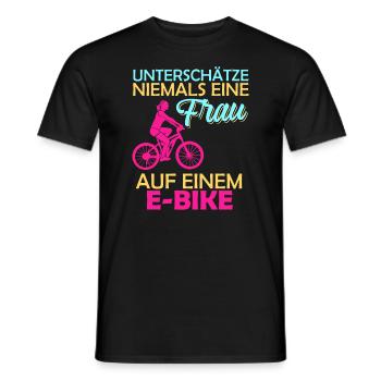 E-Bike Spruch Unterschätze nie eine Frau auf eBike - Männer T-Shirt - Schwarz - Vorne - AI Model Male 178 light (178cm)