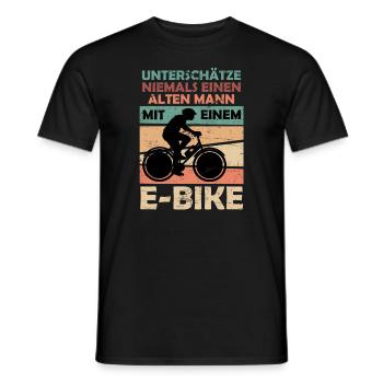 Alter Mann mit E-Bike Fahrrad Fahrradfahrer - Männer T-Shirt - Schwarz - Vorne - AI Model Male 178 light (178cm)