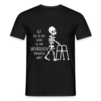 Alt bist Du erst wenn Du zum Archäologen musst - Männer T-Shirt - Schwarz - Vorne - AI Model Male 178 light (178cm)