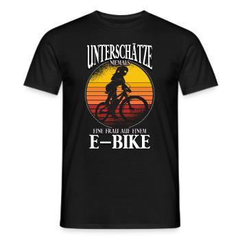 Unterschätze niemals eine Frau Pedelec E-Bike - Männer T-Shirt - Schwarz - Vorne - AI Model Male 178 light (178cm)