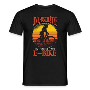 Unterschätze niemals eine Frau Pedelec E-Bike - Männer T-Shirt - Schwarz - Vorne - AI Model Male 178 light (178cm)