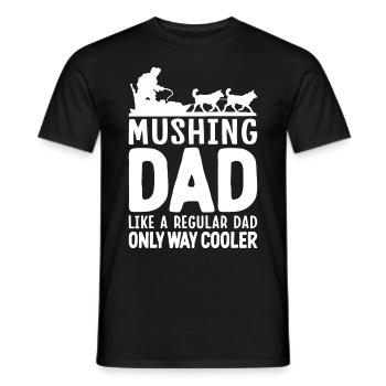 Mushing Hundeschlittenfahrt Musher - Männer T-Shirt - Schwarz - Vorne - AI Model Male 178 light (178cm)