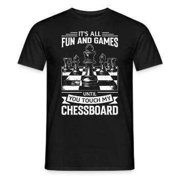 Échiquier d’échecs de grand maître pour les joueurs d’échecs - T-shirt homme - noir - Devant - AI Model Male 178 light (178cm)