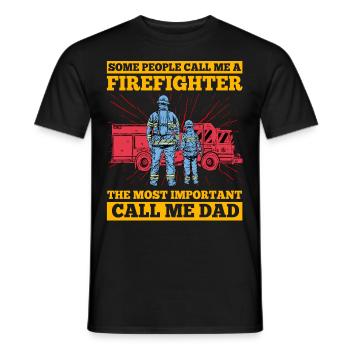 Manche Leute nennen mich am häufigsten Feuerwehrmann - Männer T-Shirt - Schwarz - Vorne - AI Model Male 178 light (178cm)