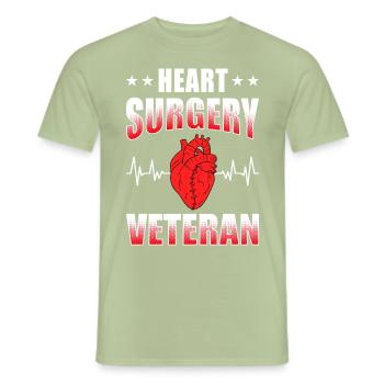 Herzbypass Herzinfarkt Herzoperation - Männer T-Shirt - Sage - Vorne - AI Model Male 178 light (178cm)