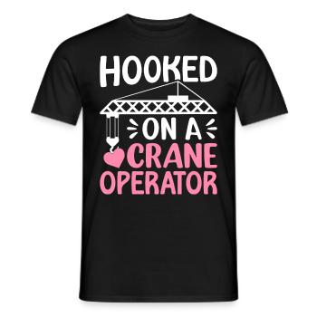 Hooked On A Crane Operator Funny Heavy Equipment H - Männer T-Shirt - Schwarz - Vorne - AI Model Male 178 light (178cm)