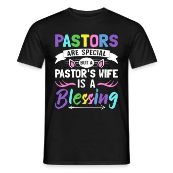 Die Frau eines Pastors ist ein Segen Kirchenführer - Männer T-Shirt - Schwarz - Vorne - AI Model Male 178 light (178cm)