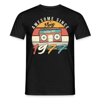 Geboren 1977 Mai - Männer T-Shirt - Schwarz - Vorne - AI Model Male 178 light (178cm)