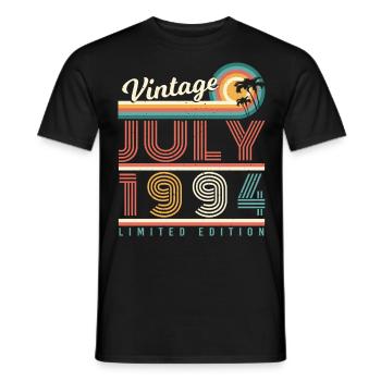 1994 Juli Geschenkidee - Männer T-Shirt - Schwarz - Vorne - AI Model Male 178 light (178cm)