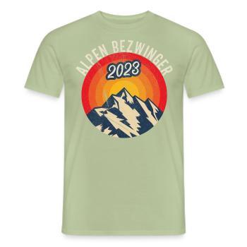 Alpenbezwinger 2023 Alpenüberquerung Finisher - Männer T-Shirt - Sage - Vorne - AI Model Male 178 light (178cm)