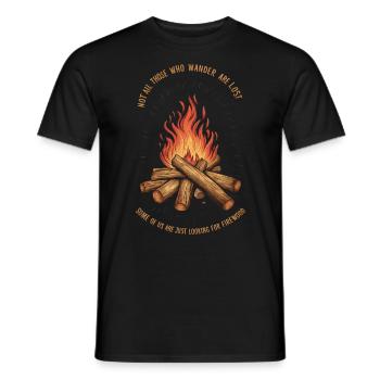 Lustiger Wanderer Zitat Lagerfeuer Brennholz Im Freien - Männer T-Shirt - Schwarz - Vorne - AI Model Male 178 light (178cm)