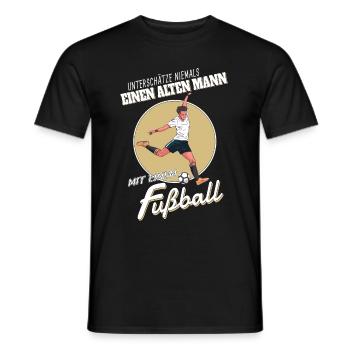 Unterschaetze niemals einen alten Mann Fußball - Männer T-Shirt - Schwarz - Vorne - AI Model Male 178 light (178cm)