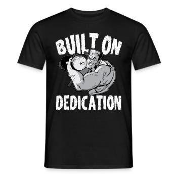 Built On Dedication Weightlifting Workout Gym - Männer T-Shirt - Schwarz - Vorne - AI Model Male 178 light (178cm)