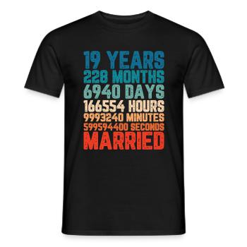 19 Jahre verheiratet Hochzeit Ehe Spruch Geschenk - Männer T-Shirt - Schwarz - Vorne - AI Model Male 178 light (178cm)