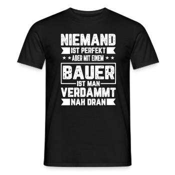 Bauer Niemand ist Perfekt Geschenkidee - Männer T-Shirt - Schwarz - Vorne - AI Model Male 178 light (178cm)