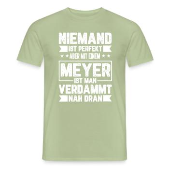 Meyer Niemand ist Perfekt Geschenkidee - Männer T-Shirt - Sage - Vorne - AI Model Male 178 light (178cm)