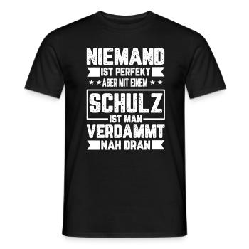 Schulz Niemand ist Perfekt Geschenkidee - Männer T-Shirt - Schwarz - Vorne - AI Model Male 178 light (178cm)