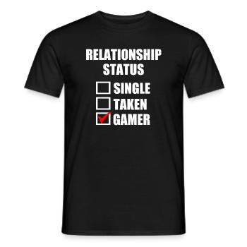 In einer Beziehung mit meiner Konsole - Männer T-Shirt - Schwarz - Vorne - AI Model Male 178 light (178cm)