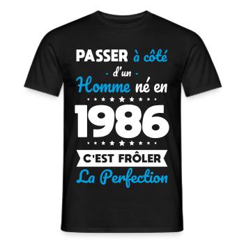 Né en 1986 – Frôler la perfection  - T-shirt homme - noir - Devant - AI Model Male 178 light (178cm)