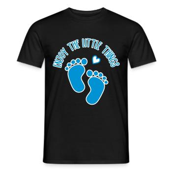 Schwangerschaft Baby Füße Fussabdrücke Spruch - Männer T-Shirt - Schwarz - Vorne - AI Model Male 178 light (178cm)