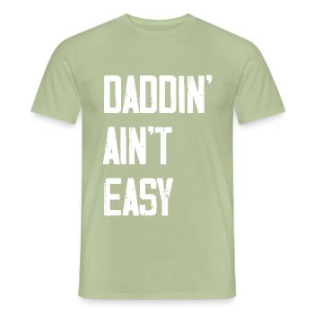 Daddin Ain't Easy - Männer T-Shirt - Sage - Vorne - AI Model Male 178 light (178cm)